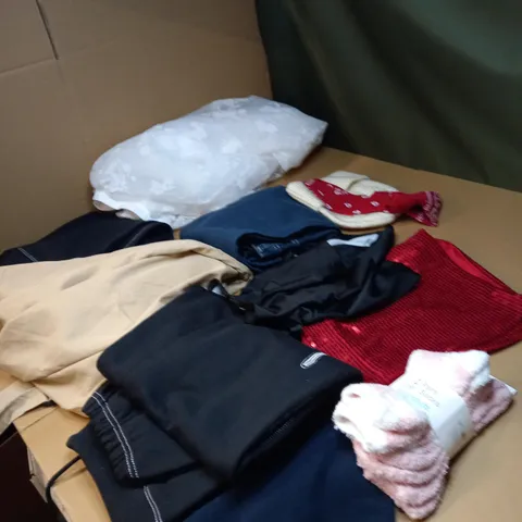 LOT OF APPROX 20 ASSORTED CLOTHING ITEMS TO INCLUDE JUMPERS, JEANS AND T-SHIRTS
