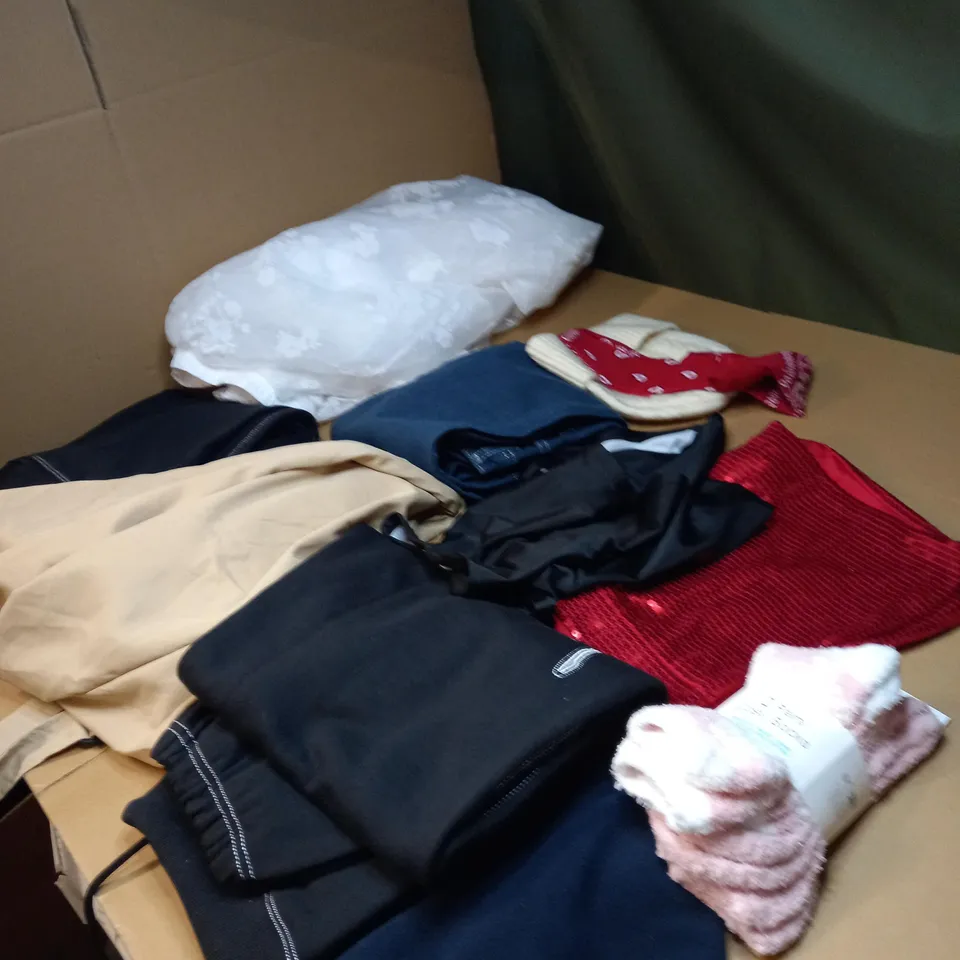 LOT OF APPROX 20 ASSORTED CLOTHING ITEMS TO INCLUDE JUMPERS, JEANS AND T-SHIRTS