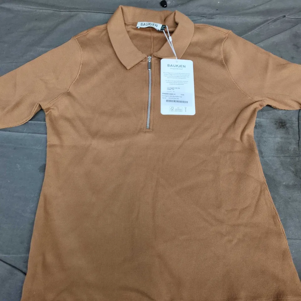 BAUKEN OVY ORGANIC RIB ZIP COLLAR TOP IN CAMEL - SIZE 14