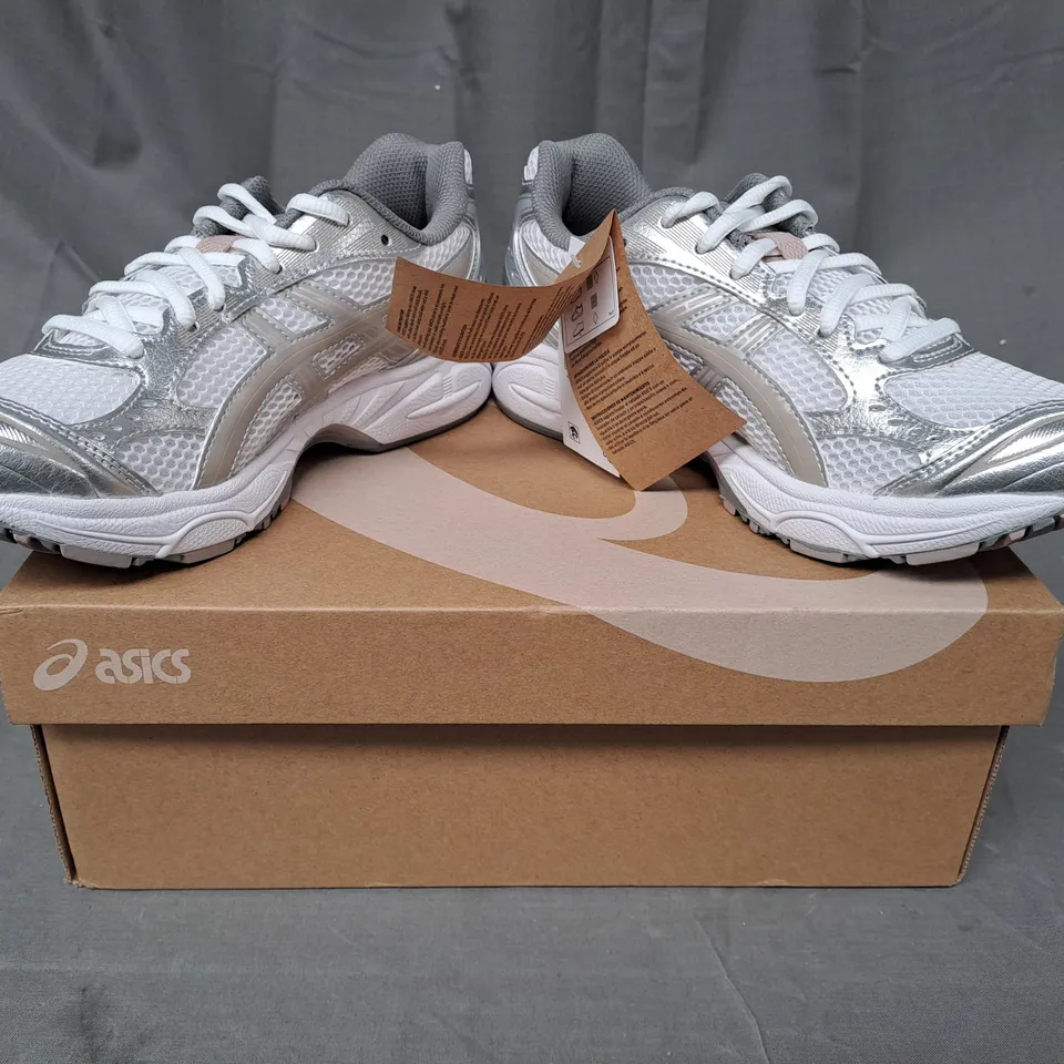 BOXED PAIR OF ASICS GEL-KAYANO 14 SHOES IN WHITE/METALLIC SILVER UK SIZE 5.5