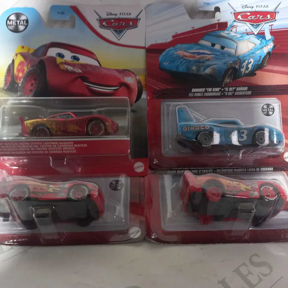 LOT OF 4 ASSORTED DISNEY PIXAR CARS TOYS TO INCLUDE SPIN OUT LIGHTNIN MCQUEEN, DAMAGED "THE KING", FINISH LINE LIGHTNING MCQUEEN, ETC