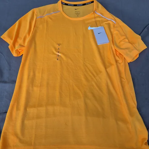 NIKE MENS RUNNING TEE IN ORANGE - LARGE