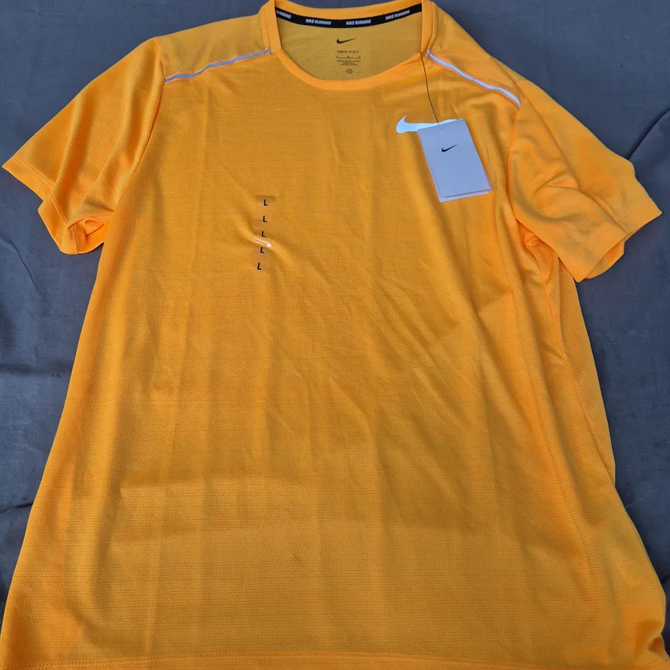 NIKE MENS RUNNING TEE IN ORANGE - LARGE