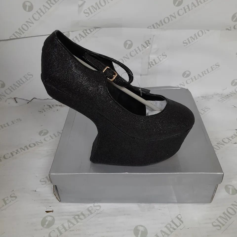 BOXED PAIR OF CASANDRA PLATFORM STRAP SHOE IN BLACK GLITTER SIZE 8