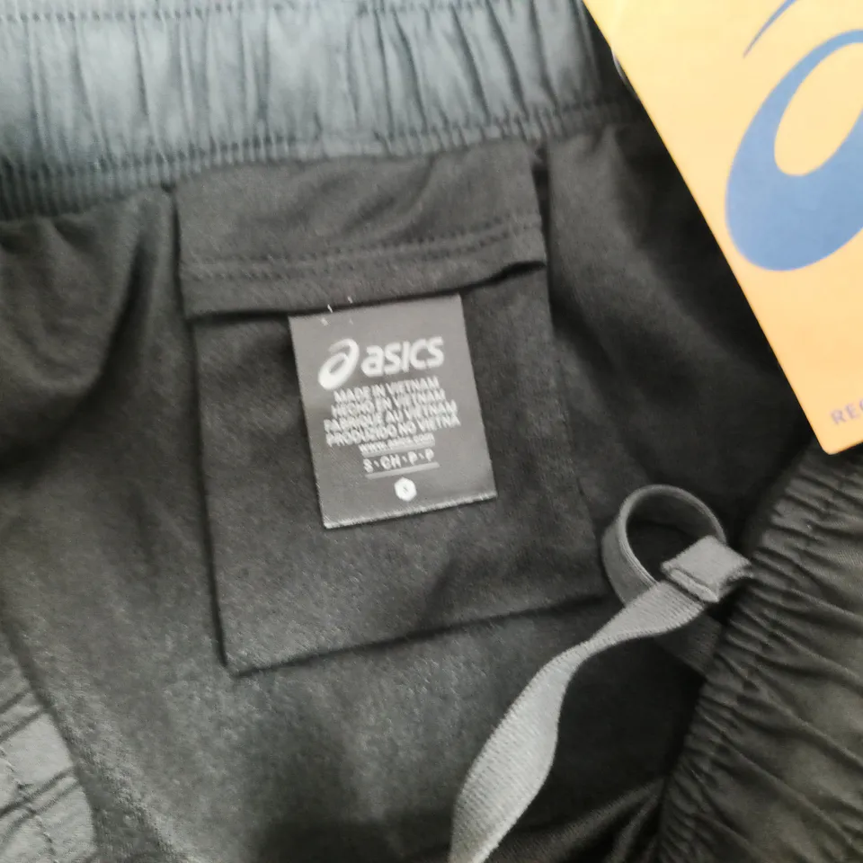 ASICS CORE SPLIT SHORTS IN PERFORMANCE BLACK - SMALL