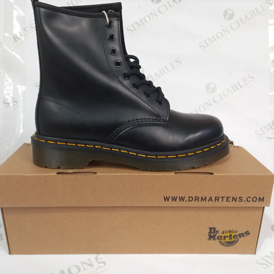 BOXED PAIR OF DR MARTENS BOOTS IN BLACK UK SIZE 5
