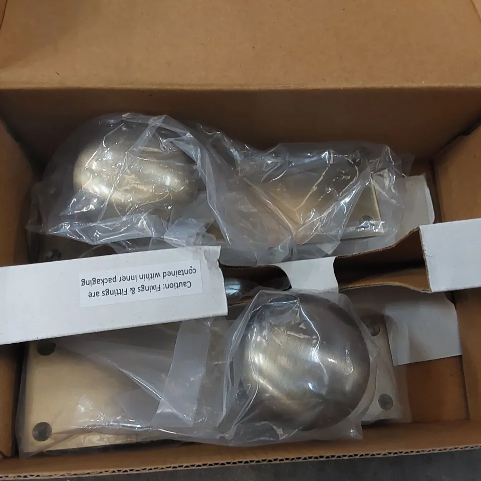 BOXED BALMORAL KNOB ON LATCH PLATE (1 BOX)