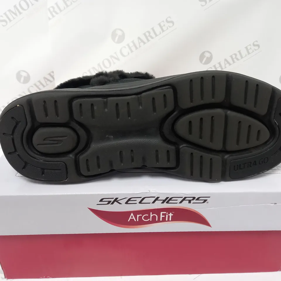 BOXED PAIR OF SKECHERS JOY CHUGGA BOOTS BLACK SIZE 7