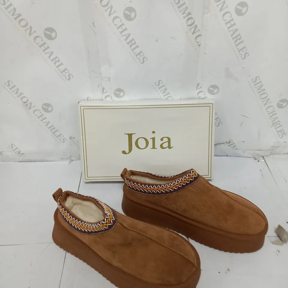 BOXED PAIR OF JOIA SLIP ON BROWN PLATFORM BOOTS SIZE 41