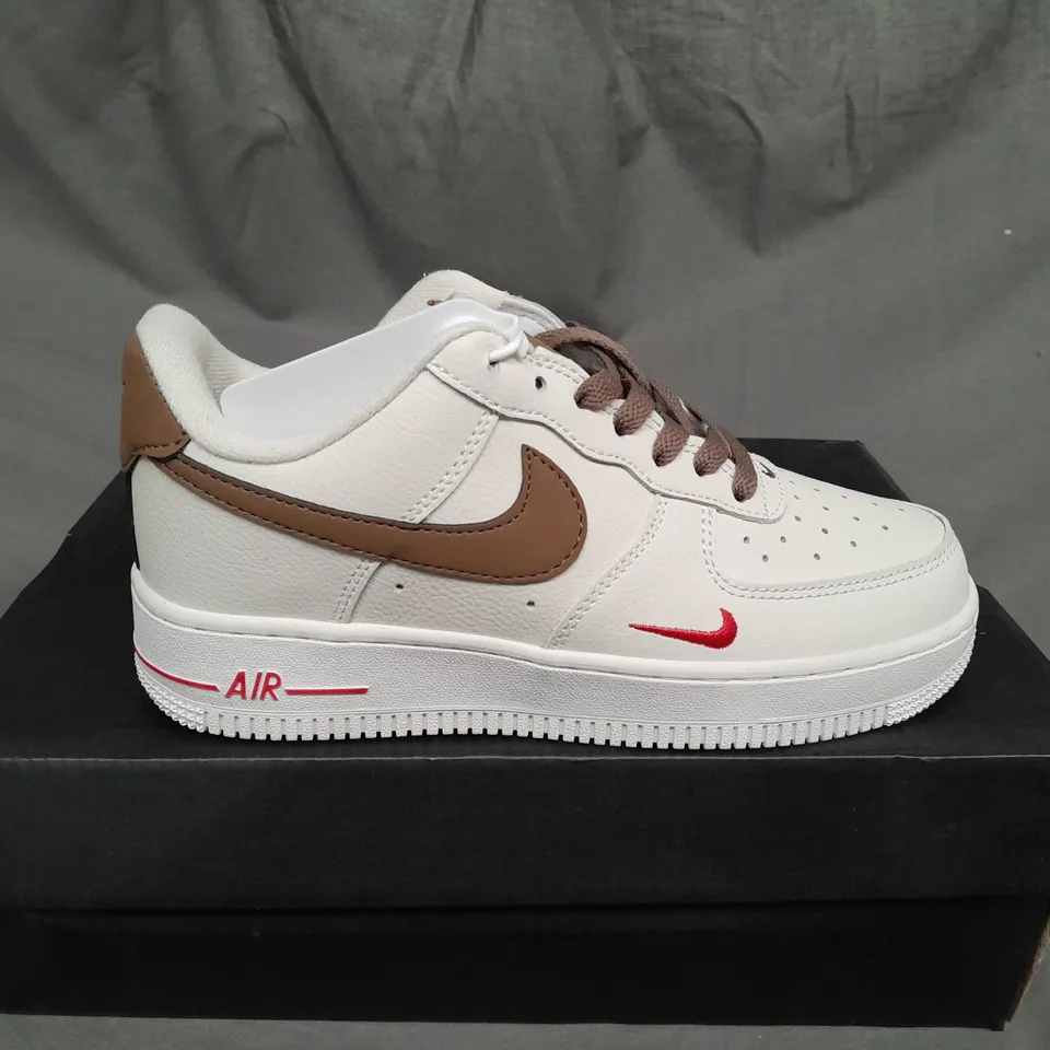 BOXED PAIR OF WOMENS AIR FORCE 1 '07 TRAINERS SIZE 4