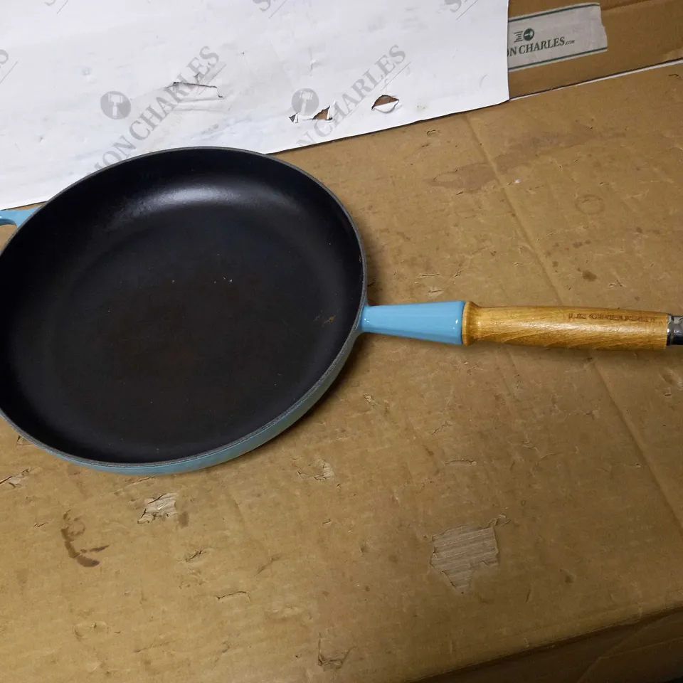 LE CREUSET SIGNATURE CAST IRON FRYING PAN 