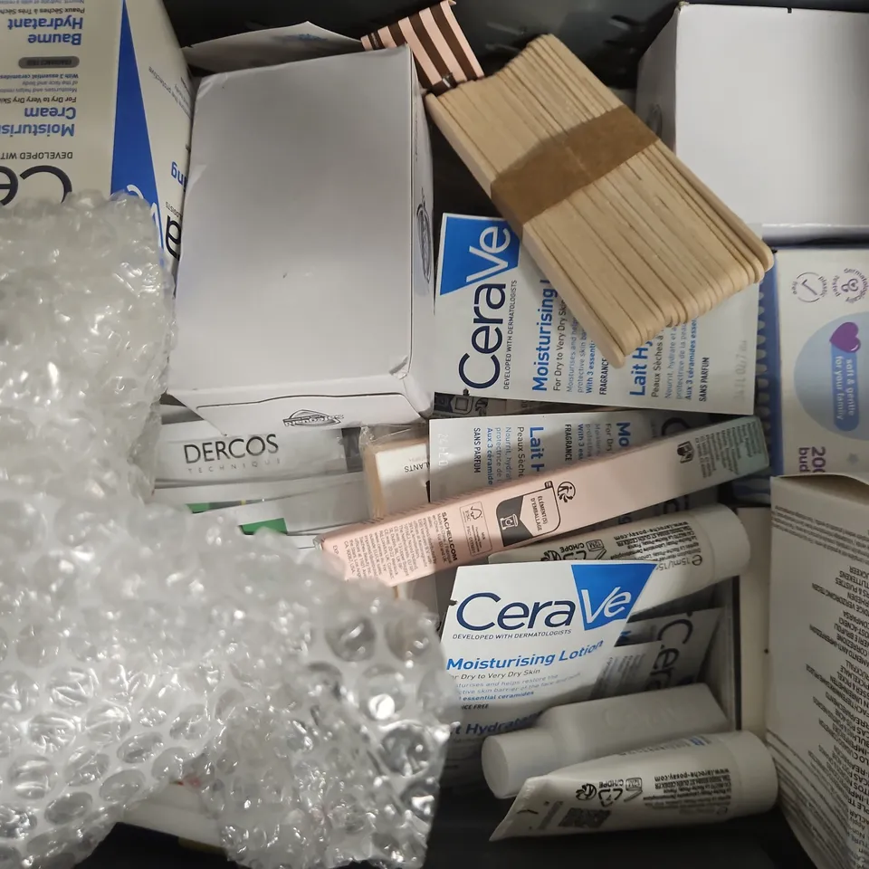 APPROXIMATELY 10 ASSORTED COSMETIC ITEMS TO INCLUDE CERAVE, THE EYE DOCTOR, ETC - COLLECTION ONLY