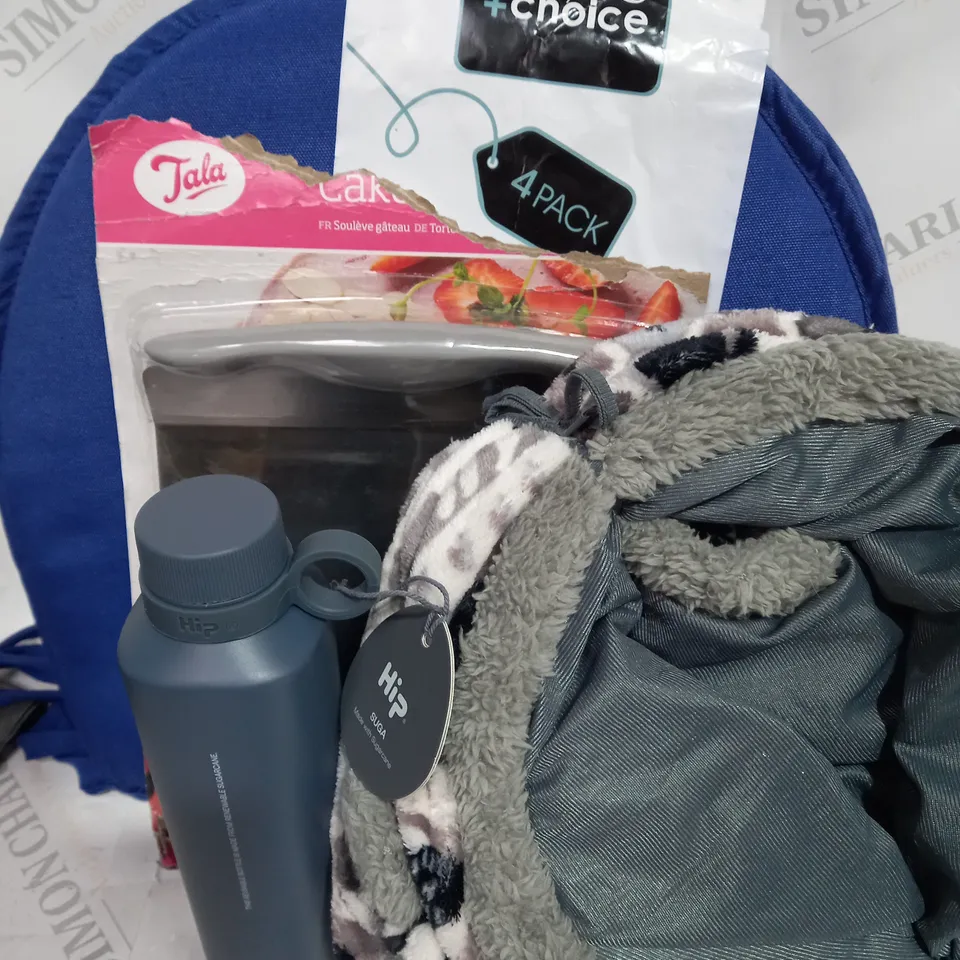 LOT OF ASSORTED ITEMS TO INCLUDE 4 PACK OF SEAT CUSHIONS - WATER BOTTLES - CAT TUNNEL / COLLECTION ONLY 