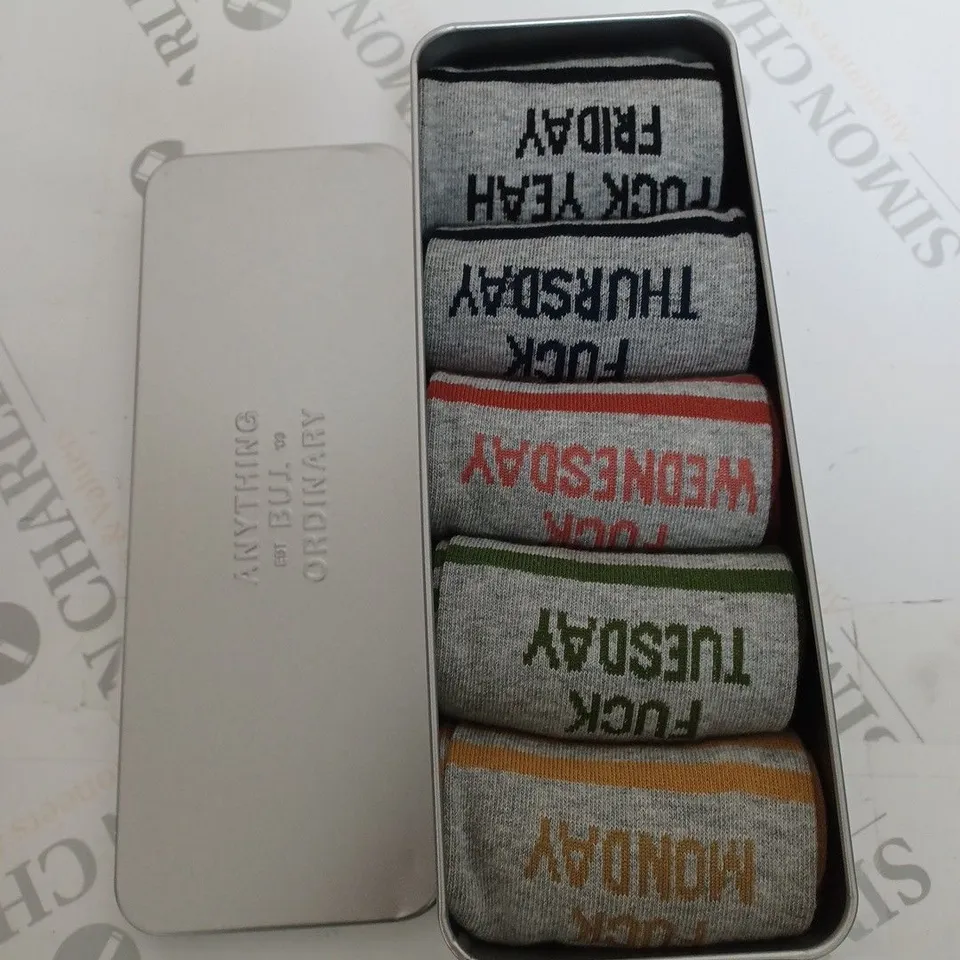 TYPO TIN OF SOCKS - 5 PAIRS 