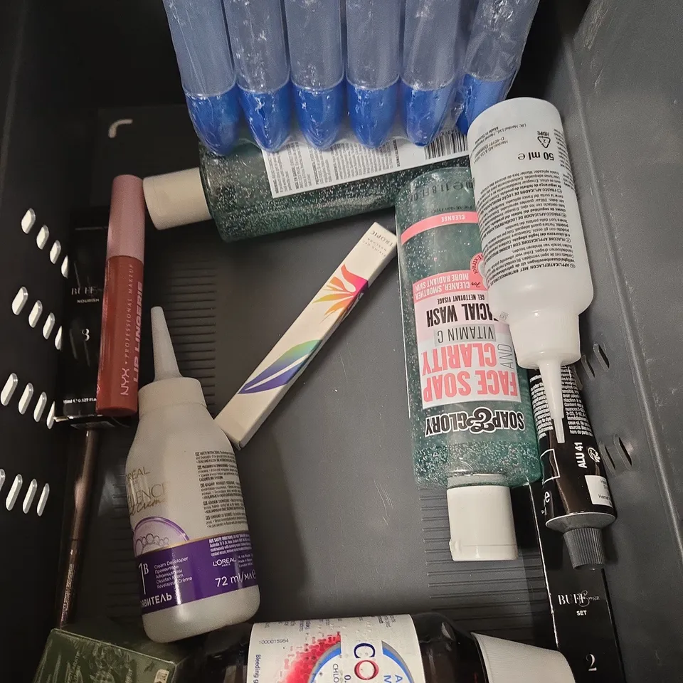 APPROXIMATELY 10 ASSORTED HEALTH & BEAUTY PRODUCTS TO INCLUDE COLGATE TOOTHPASTE, ISOMOL GEL, GILLETTE DEODORANT ETC 
