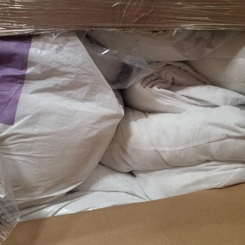 PALLET CONTAINING ASSORTED BEDDING INCLUDING PILLOWS & DUVET