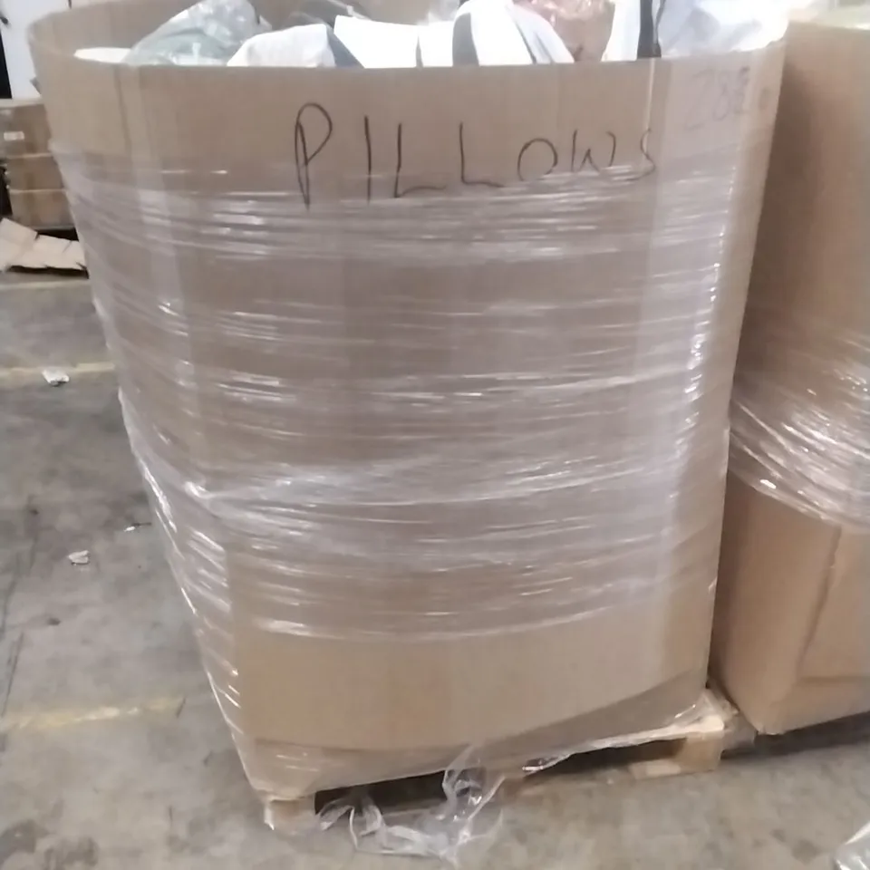 PALLET CONTAINING A LARGE QUANTITY OF PILLOWS ETC