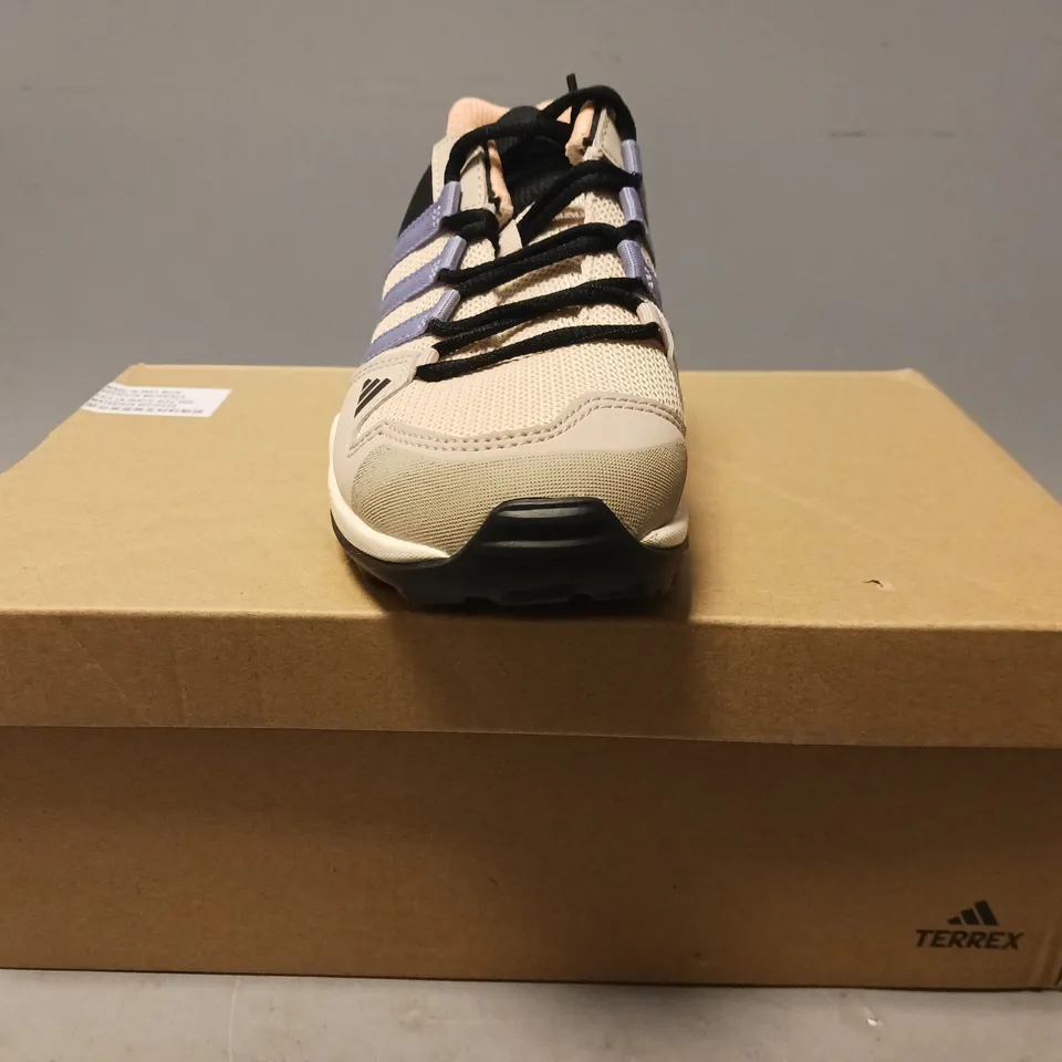 BOXED PAIR OF ADIDAS TERREX AX2R KIDS SHOES IN TAN/MULTI UK SIZE 13.5