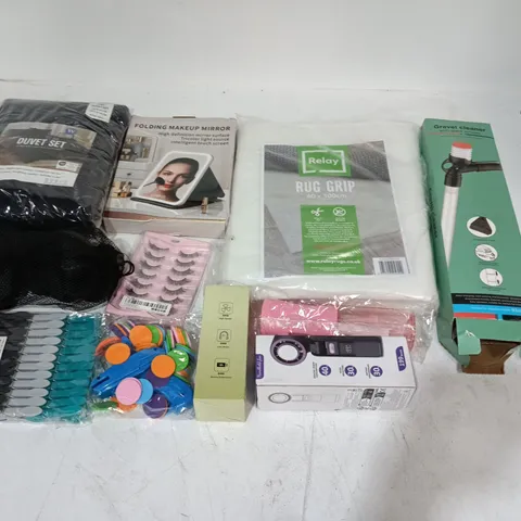 LOT OF APPROXIMATELY 30 ASSORTED HOUSEHOLD ITEMS TO INCLUDE RUG GRIP, FOLDING MAKEUP MIRROR AND HANDHELD FAN