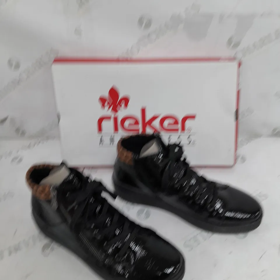 BOXED PAIR OF RIEKER HIGH TOP TRAINERS IN BLACK SIZE 6