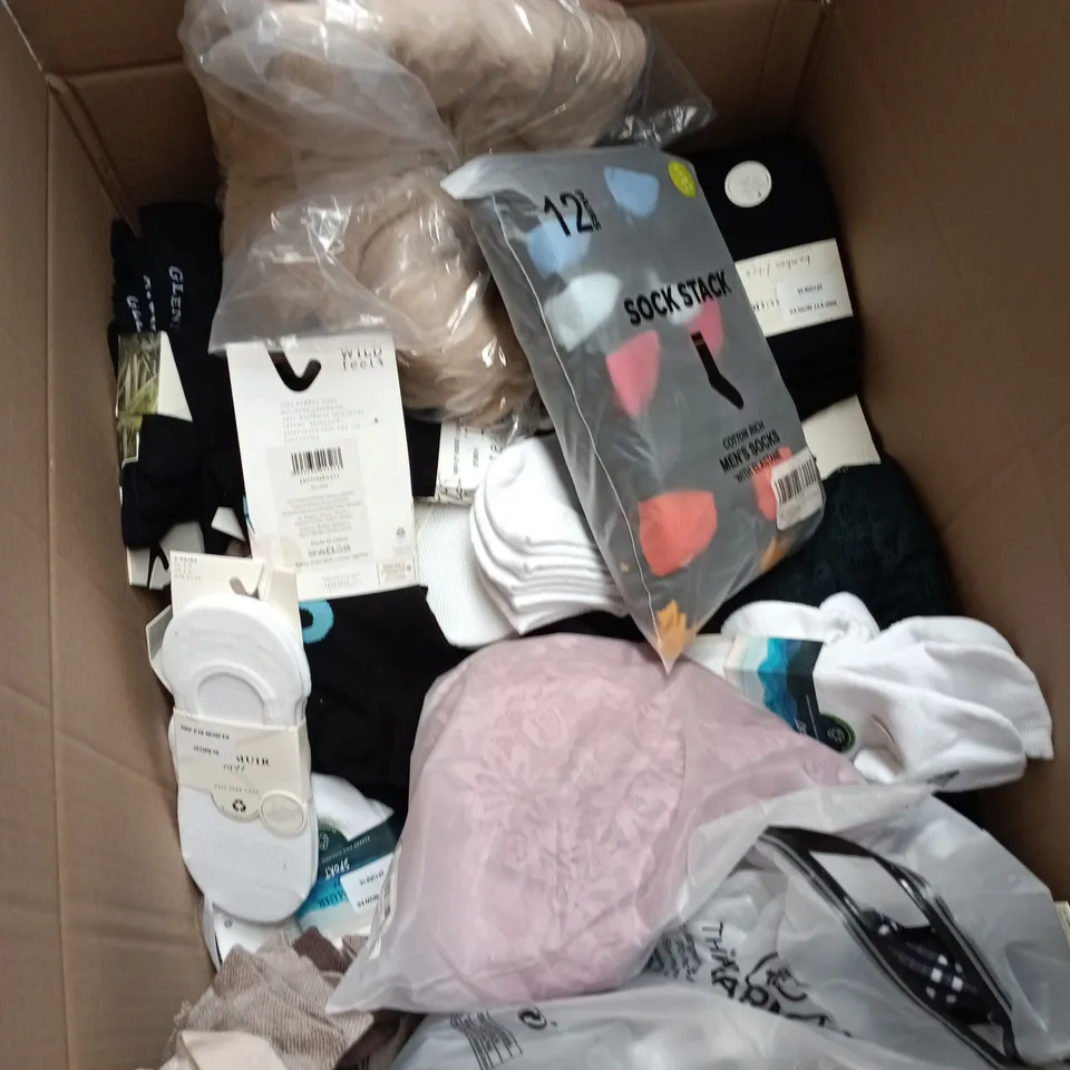 BOX OF APPROXIMATELY 40 ASSORTED CLOTHING ITEMS OF VARIOUS SIZES AND STYLES