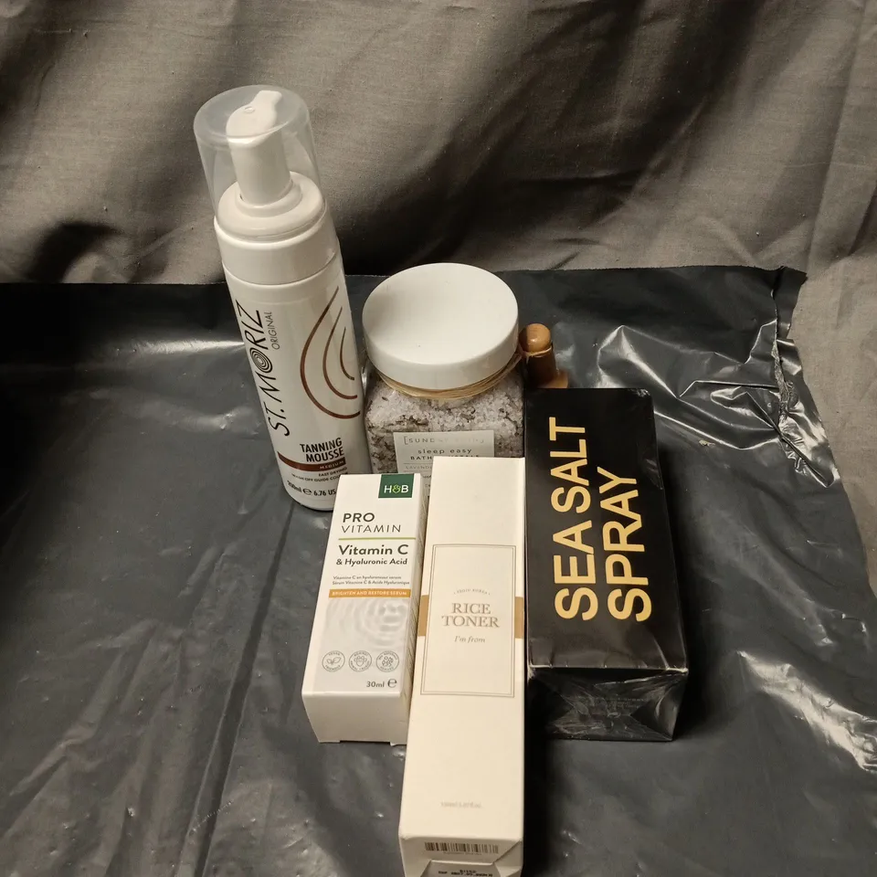APPROXIMATELY 20 ASSORTED COSMETIC ITEMS INCLUDING SEA SALT SPRAY, RICE TONER, VITAMIN C AND HYALURONIC ACID SERUM, TANNING MOUSE, BATH CRYSTALS ETC