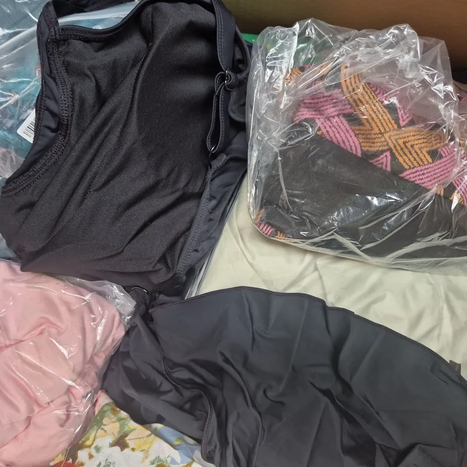 BOX OF APPROXIMATELY 20 ASSORTED CLOTHING AND FASHION ITEMS IN VARIOUS STYLES, SIZES, AND COLOURS - COLLECTION ONLY