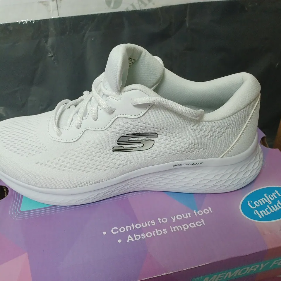 BOXED SKECHERS SKECH-LITE PRO - PERFECT TIME WITH MEMORY FOAM - WHITE - SIZE 7 UK