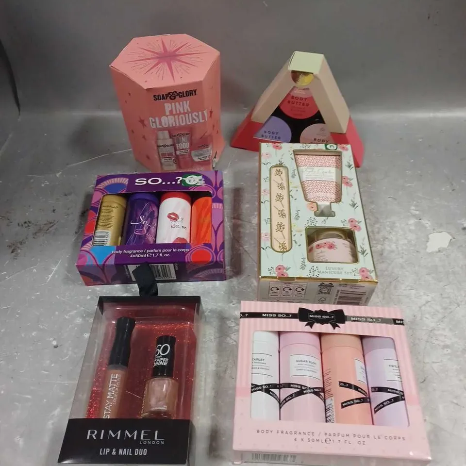 LOT OF 6 ASSORTED COSMETIC BOXSETS TO INCLUDE - BAYLIS & HARDING ROYALE GARDEN MANICURE SET - SO..? BODY FRAGRANCE - SOAP&GLORY PINK GLORIOUSLY BODY TRIO- ETC