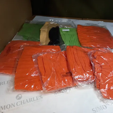 APPROX. 10 ASSORTED CLOTHING ITEMS IN VARIOUS COLOURS AND SIZES