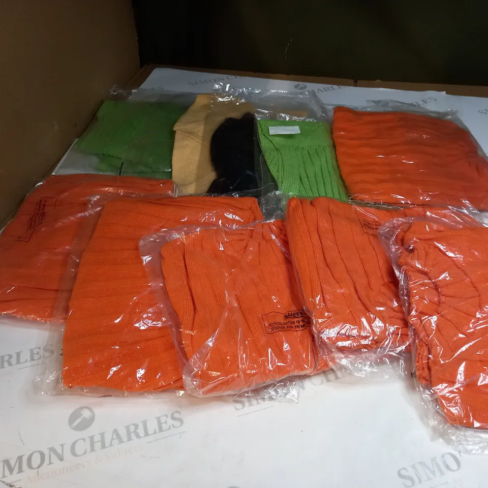 APPROX. 10 ASSORTED CLOTHING ITEMS IN VARIOUS COLOURS AND SIZES 