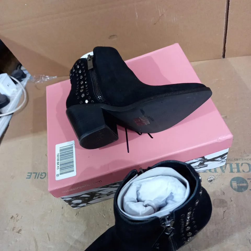 MODA STYLE BLACK BOOTS SIZE M 