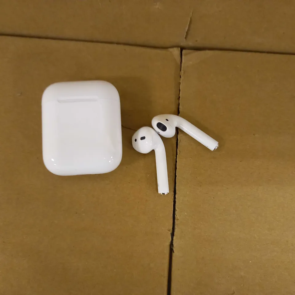 BOXED APPLE AIRPODS