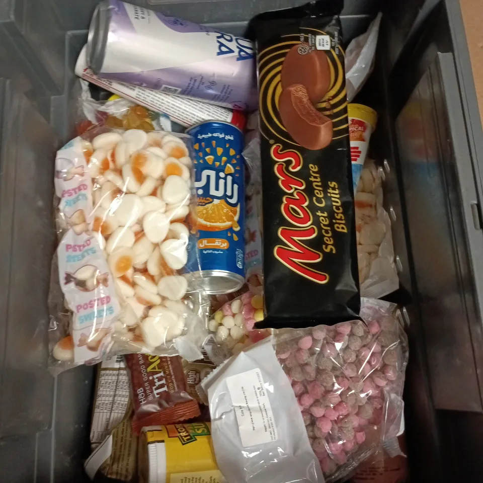 APPROXIMATELY 12 ASSORTED FOOD AND DRINKS ITEMS TO INCLUDE - DAIRY MILK BAR, AQUA LIBRE FLAVOURED SPARKLING WATER, SLIM FAST STRAWBERRY SHAKE ETC 