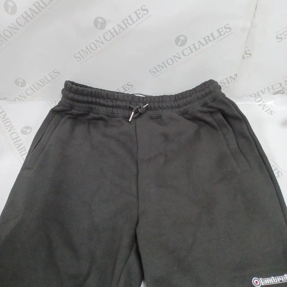 LAMBRETTA FLEECE SHORTS IN BLACK - M