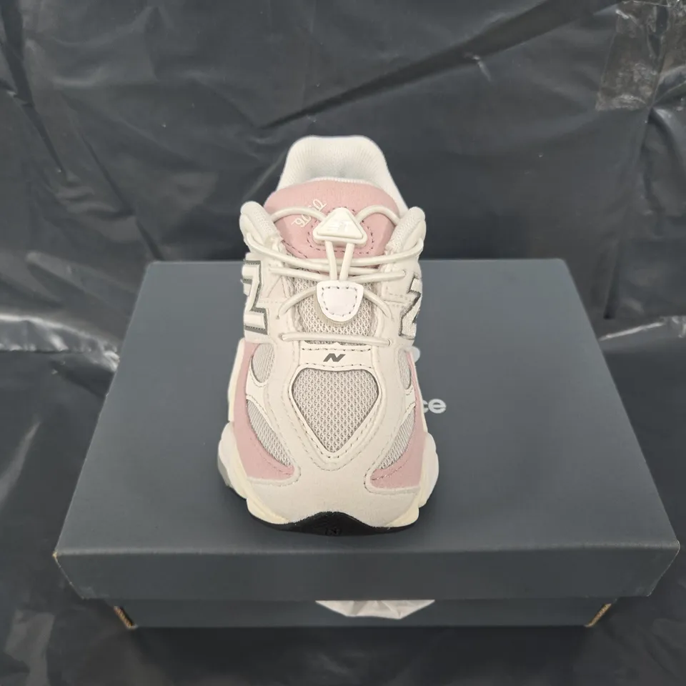 BOXED PAIR OF NEW BALANCE KIDS 9060 TRAINERS IN GREY/PINK - UK 7.5K