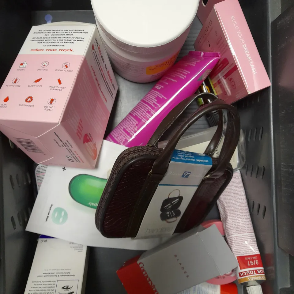 BOX OF APPROXIMATELY 20 ASSORTED HEALTH AND BEAUTY ITEMS TO INCLUDE DERMOL 500 LOTION, SOAP AND GLORY FLAKE AWAY, WELEDA SKIN FOOD ETC