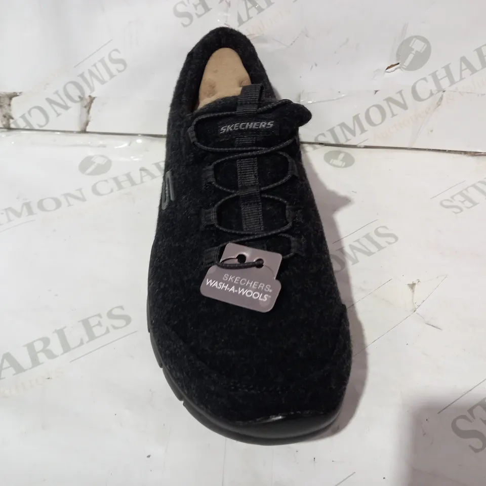 BOXED PAIR OF OUTLET SKECHERS WASH A WOOL MIRO WOOL GRATIS BUNGEE TRAINERS IN BLACK UK SIZE 6