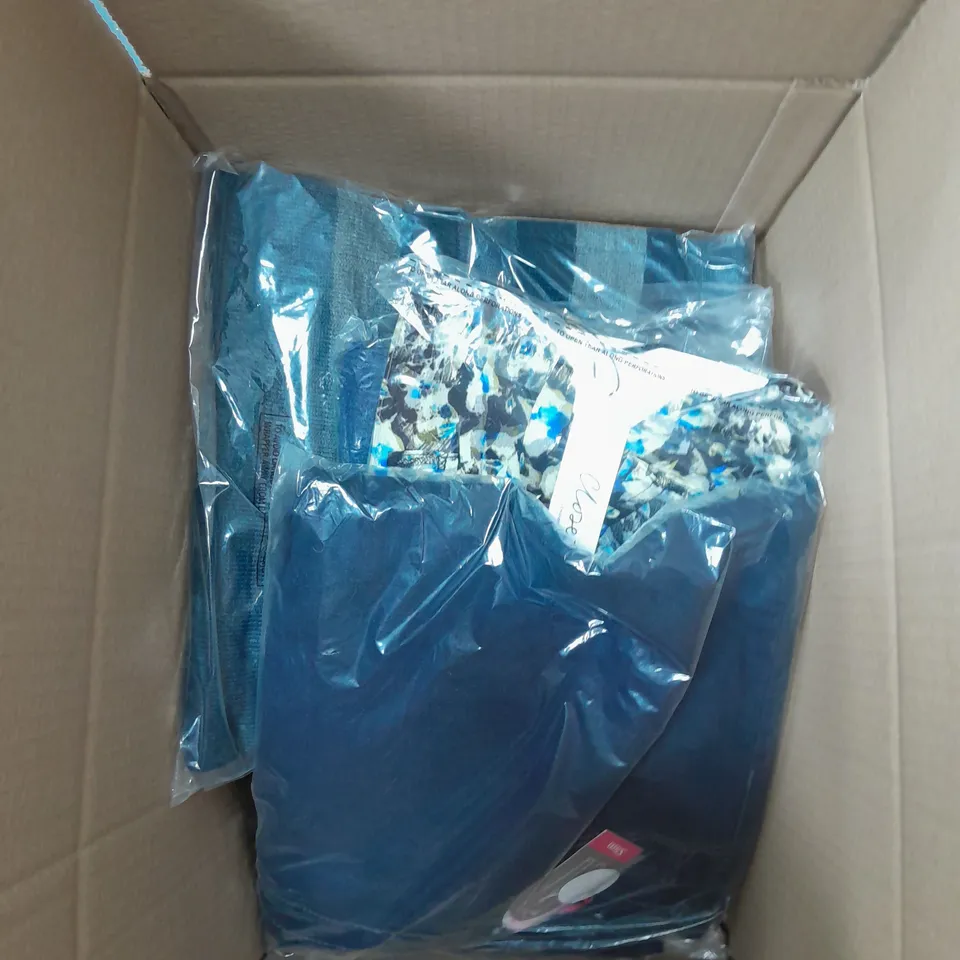 LOT OF APPROX 16 CLOTHING ITEMS IN VARIOUS BRANDS, STYLES, COLOURS AND SIZES