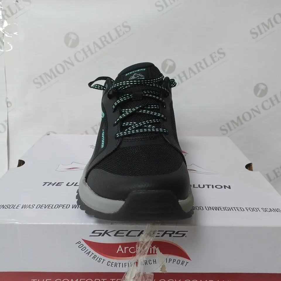 BOXED SKECHERS BLACK AND GREY TRAINERS - SIZE 6 