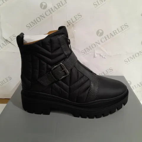 BOXED VIONIC JANARA ANKLE BOOTS IN BLACK - SIZE 6 1/2