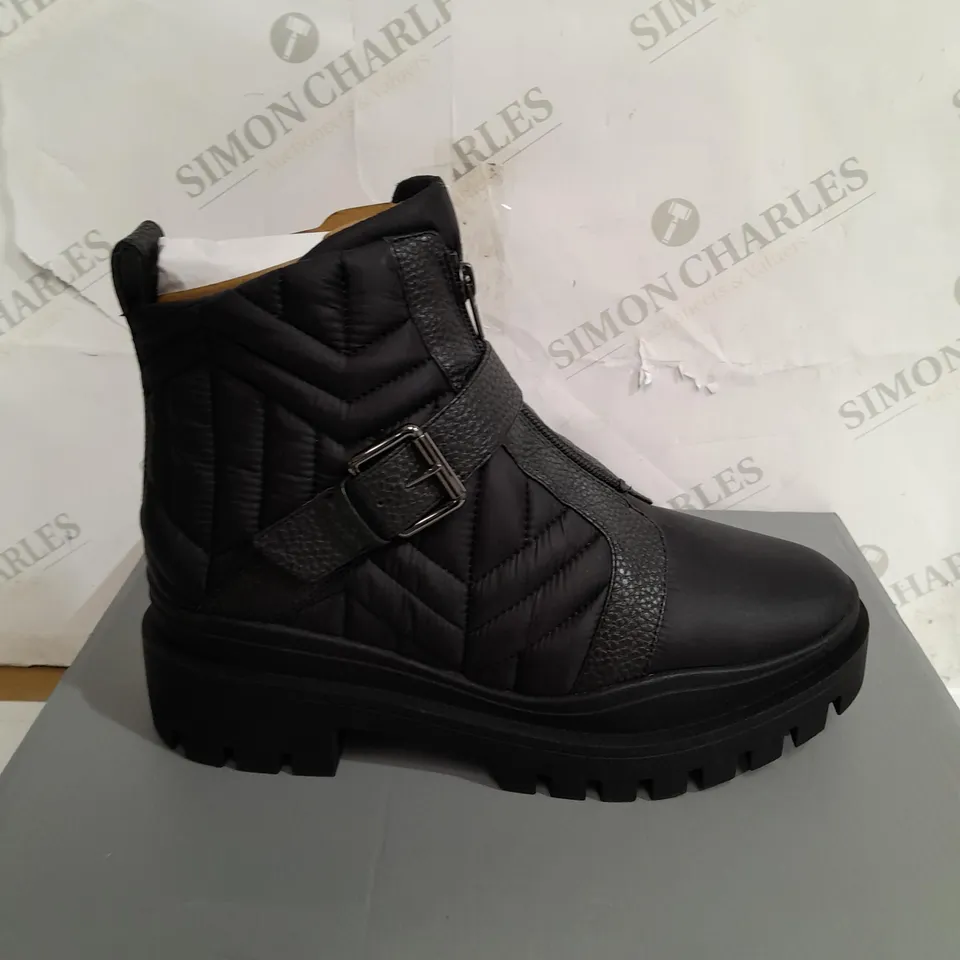 BOXED VIONIC JANARA ANKLE BOOTS IN BLACK - SIZE 6 1/2