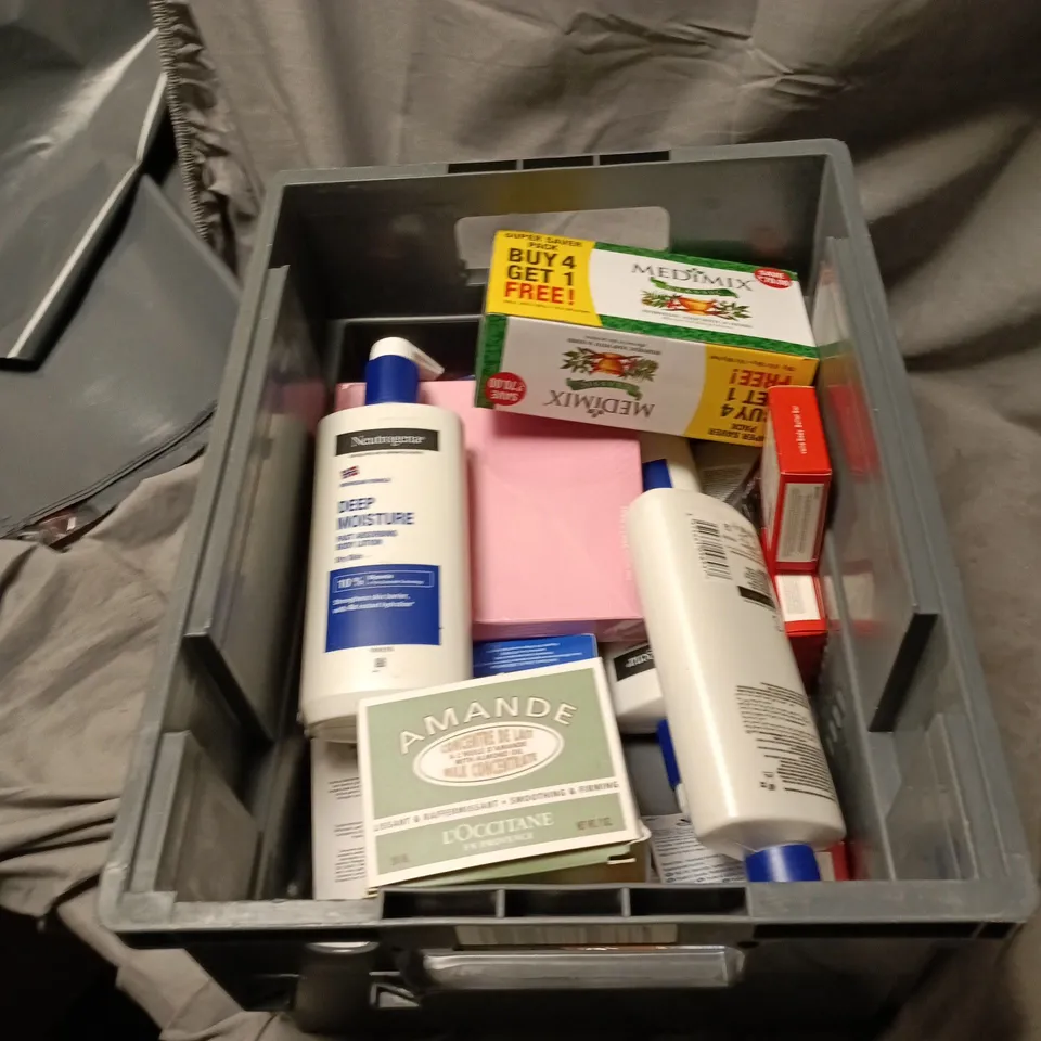 APPROXIMATELY 20 ASSORTED HEALTH AND BEAUTY ITEMS INCLUDING NEUTROGENA DEEP MOISTURE BODY LOTION, GRUUM VOITA BODY BUTTER BAR AND MEDIMAX SOAP WITH 18 HERBS