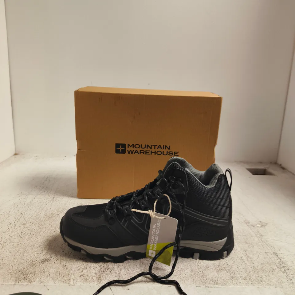 MOUNTAIN WAREHOUSE OSCAR 2 KIDS WALKING BOOTS – JET BLACK (BOXED) UK 5