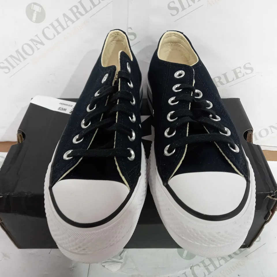 BOXED PAIR OF CONVERSE CTAS LIFT ALL STAR CANVAS SHOES IN BLACK/WHITE - UK 4