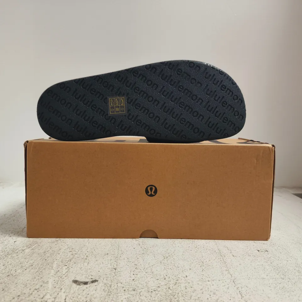 BOXED PAIR OF LULULEMON MEN'S RESTFEEL SLIDES IN BLACK SIZE UK 8.5