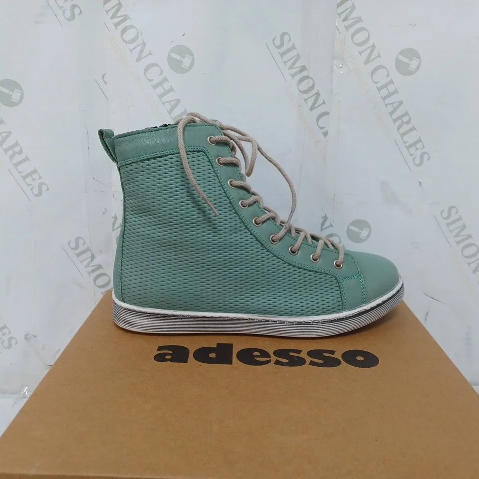 BOXED PAIR OF ADESSO BOOTS SIZE 6