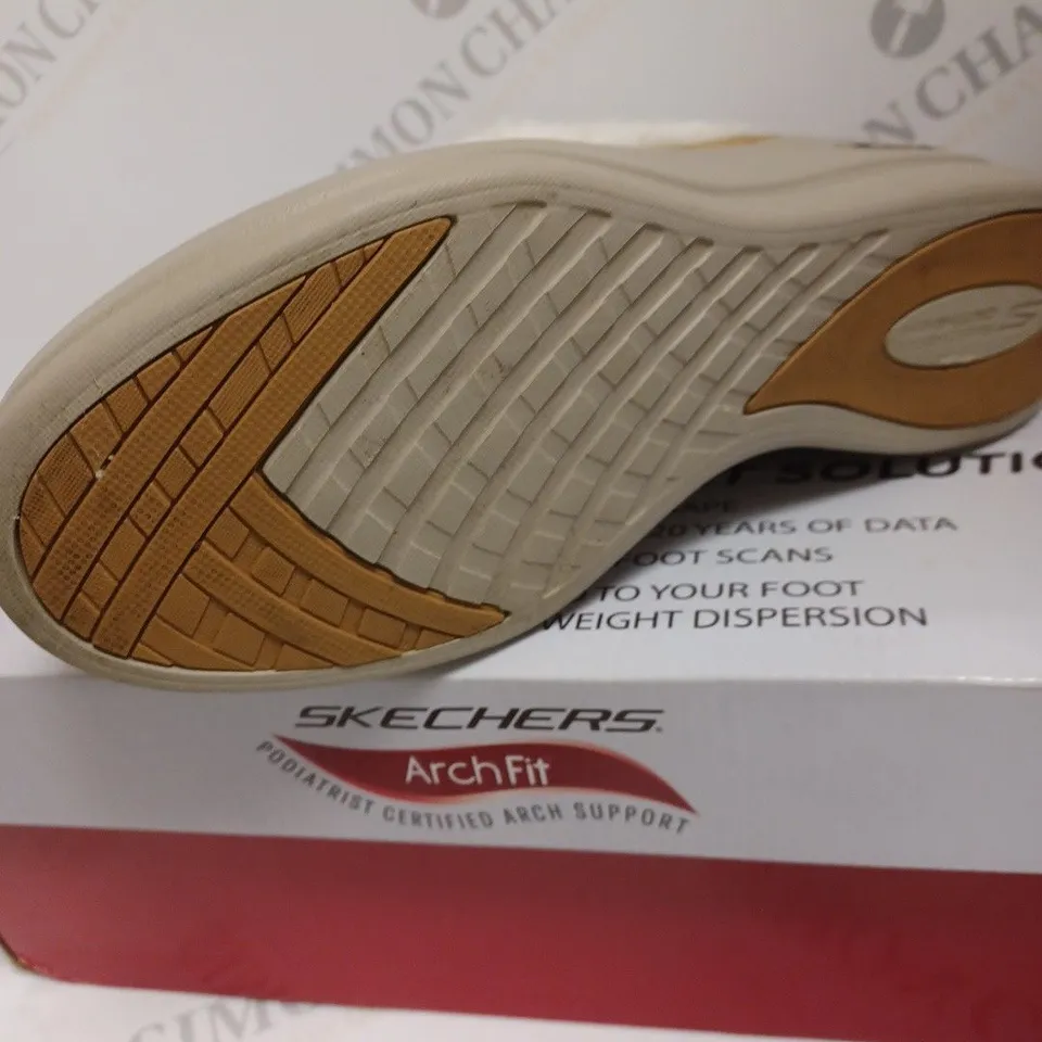BOXED SKECHERS ARCH FIT RISE CHUGGA WEDGE BOOTS, CHESTNUT - SIZE 4