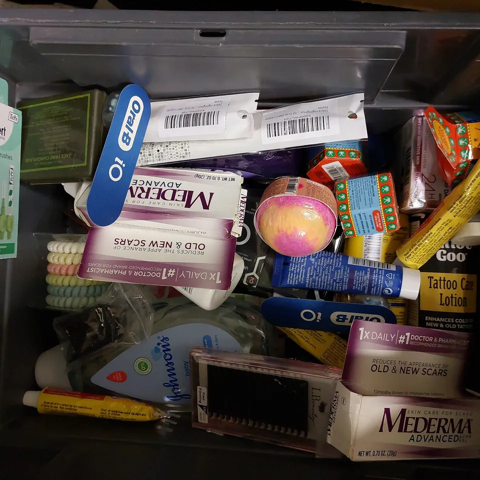 BOX OF APPROX 20 COSMETIC ITEMS TO INCLUDE PATCHOLOGY FLASHPATCH, HAIR CHALK, IMBUE CREAM CLEANSER