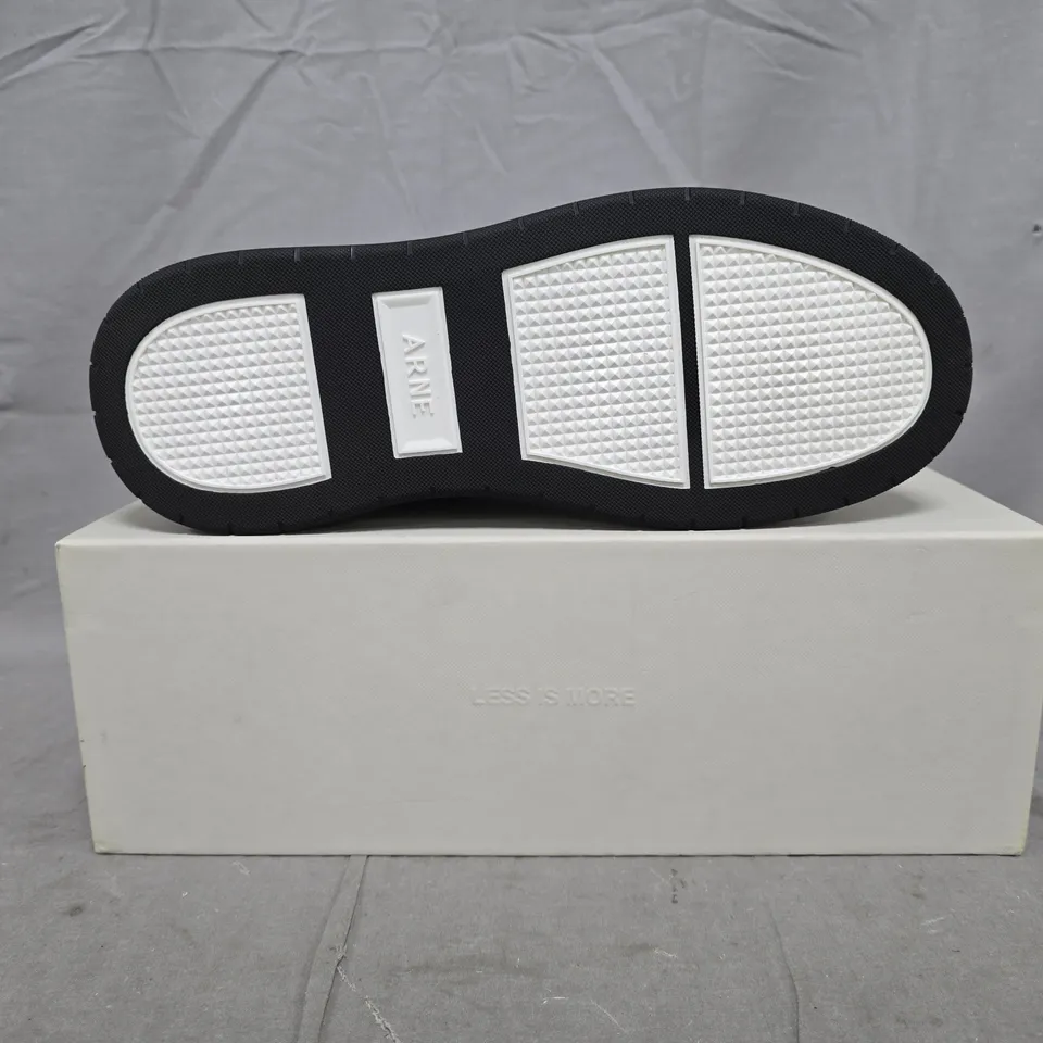 BOXED PAIR OF ARNE BASKET TRAINERS IN BLACK/WHITE SIZE UK 10